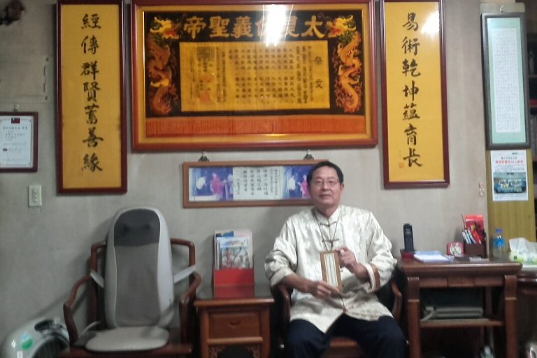 易經大師黃輝石帶領學員展示中國古代不可思議的占卜法「大衍之数」眾人嘖嘖稱奇
