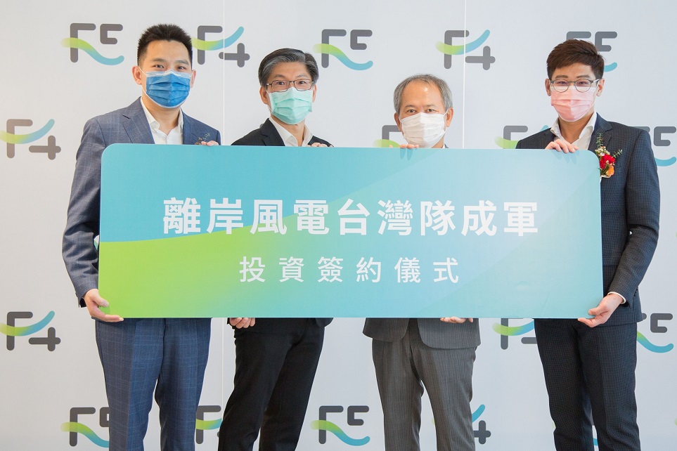 員警陪同婦人上樓返家(翻攝密錄器畫面)