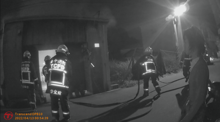 台中警迅速衝火場 滅火搶救受困婦