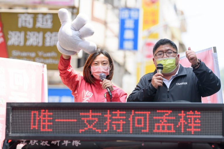 民進黨台北市議員第二選區何孟樺初選最後衝刺，蔡易餘相挺