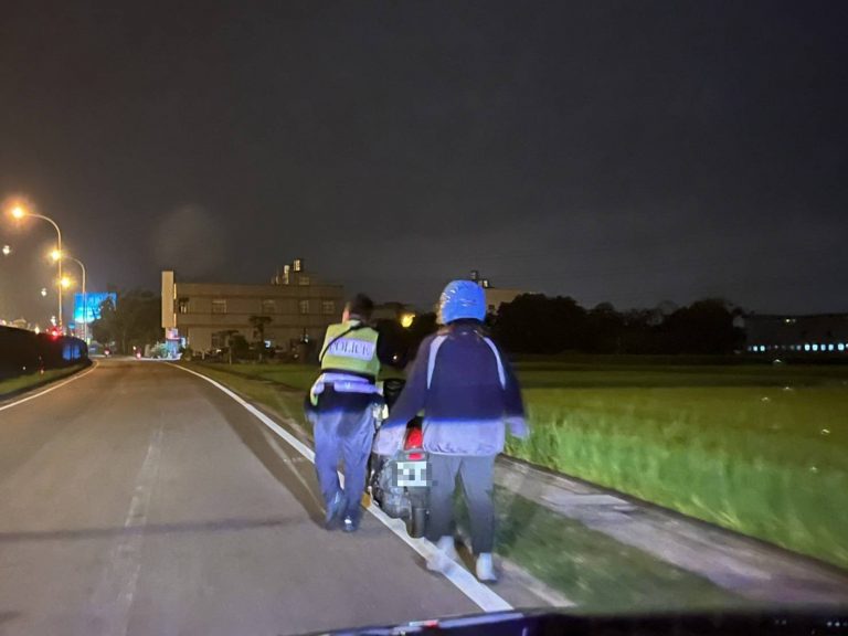 霧峰警協助民眾機車路邊故障，獲民眾在社群上大力讚賞
