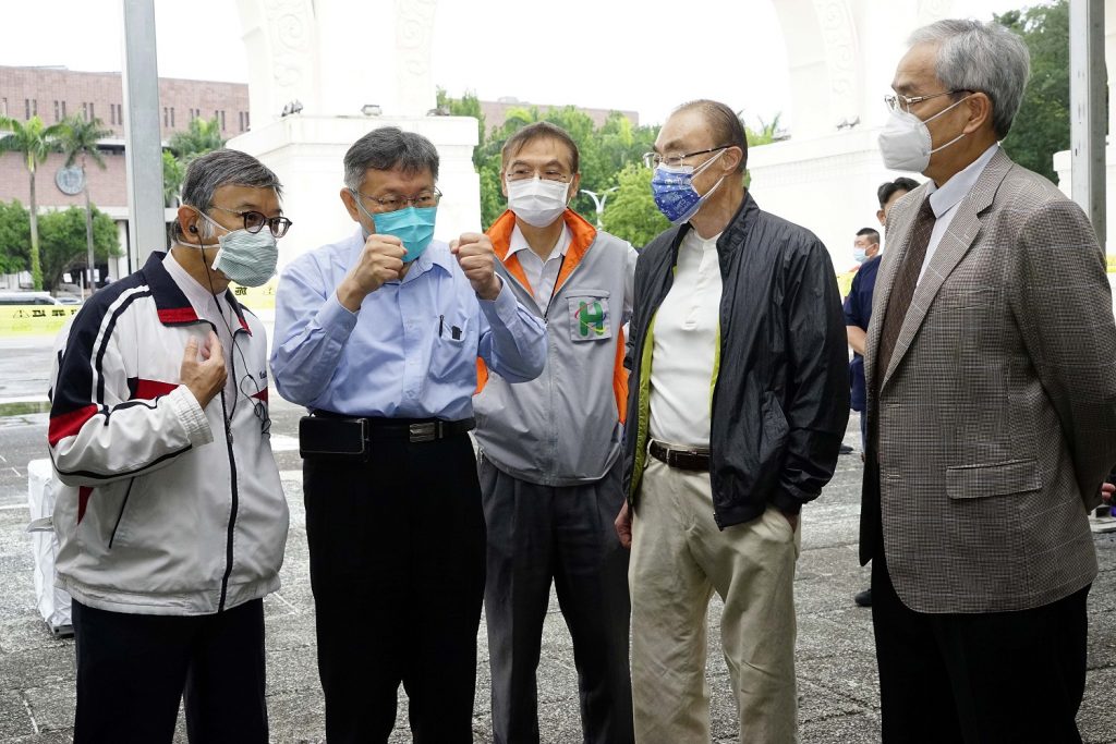 北市長柯文哲視察中正紀念堂防疫急門診車來速建置進度/圖:北市府提供