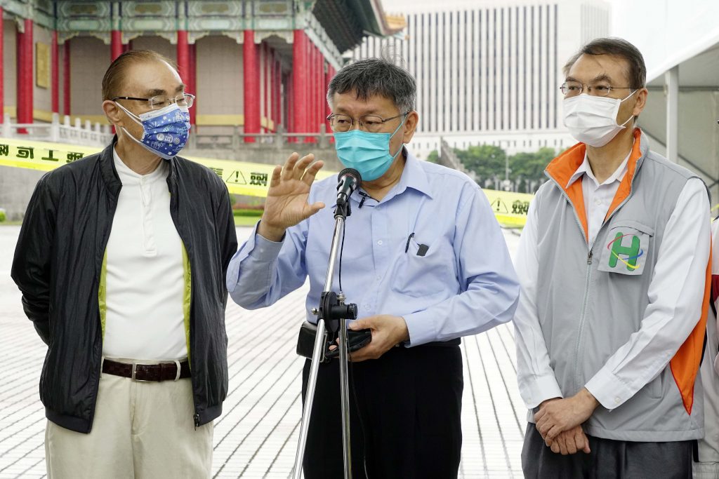 台北市長柯文哲視察中正紀念堂現場說明。圖:北市府提供。