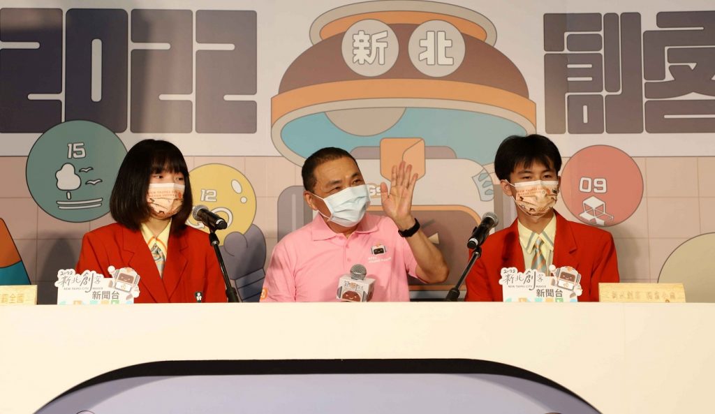 左-警員鄭永林_右-所長陳慶堂 - 報新聞 Mega News