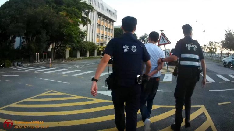 台中警巡邏中逮捕拒檢駕駛，駕駛是有三條通緝之通緝犯