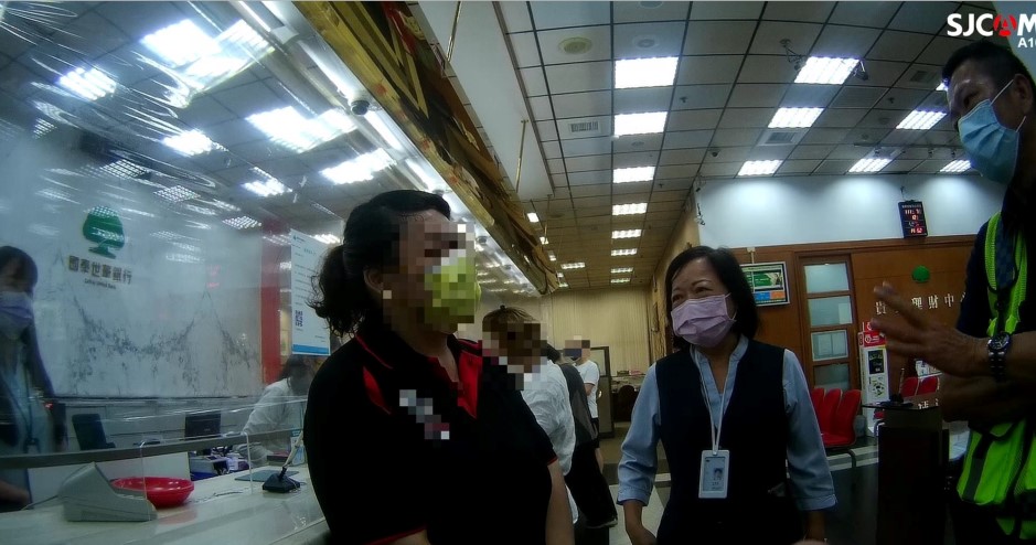 ▲警員及行員聯手苦勸,鍾女終於打消匯款的念頭 (圖/台中市警察局 提供)