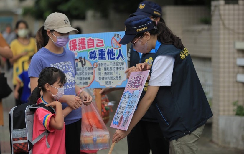 ▲警局婦幼隊及分局家防官也把握機會進行婦幼安全宣導 (圖/苗栗縣警察局 提供)