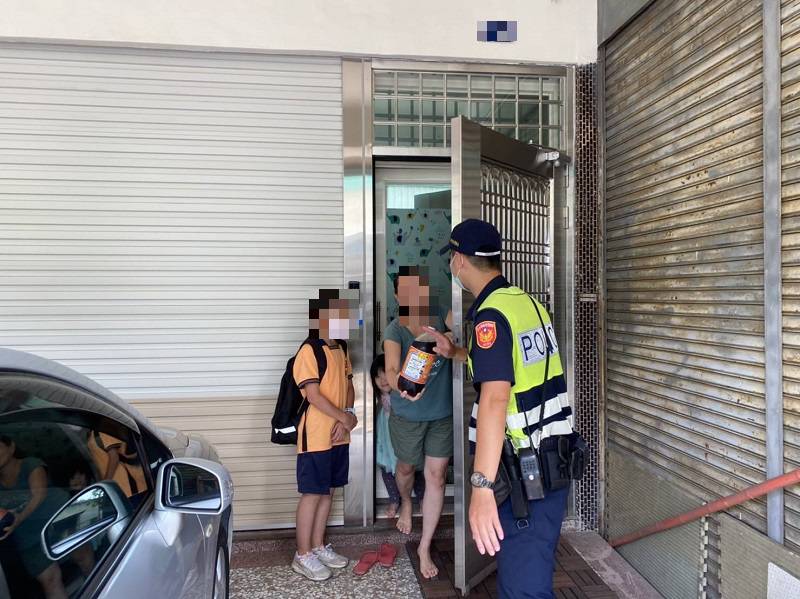 ▲國一新生劉小妹試搭公車回家卻搭錯方向,員警救援直送到家 (圖/台中霧峰分局 提供)