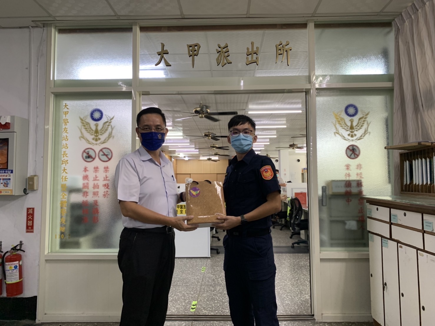 ▲大甲警分局長吳燕山頒獎表揚阻詐有功的大甲派出所員警 (圖/台中大甲分局 提供)