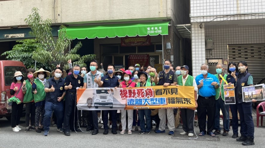 ▲中警第四分局宣導團至大同里環保志工隊傳遞交通安全防禦觀念 (圖/台中市警察局 提供)