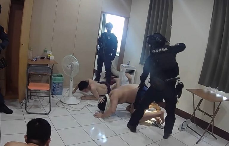 ▲詐騙成員沒等到大哥送餐點過來，警方直接將整個詐團端了 (圖/台中市警察局 提供)