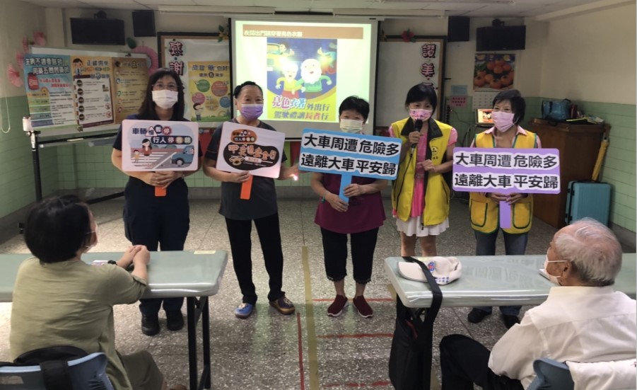 ▲路老師與警一分局交通組長曾麗玉共同宣導重要交通安全觀念 (圖/台中市警察局 提供)