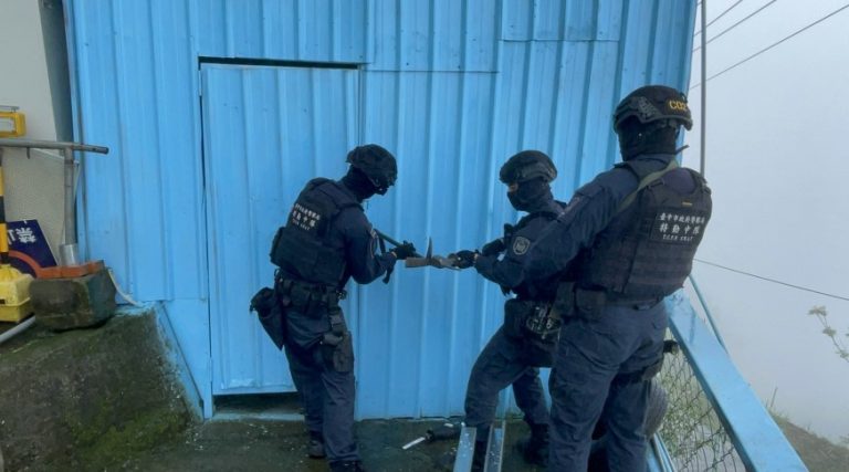 ▲台中市刑大及特勤中隊見時機成熟，一舉攻堅破門、搗破毒窟 (圖/台中市警察局 提供)