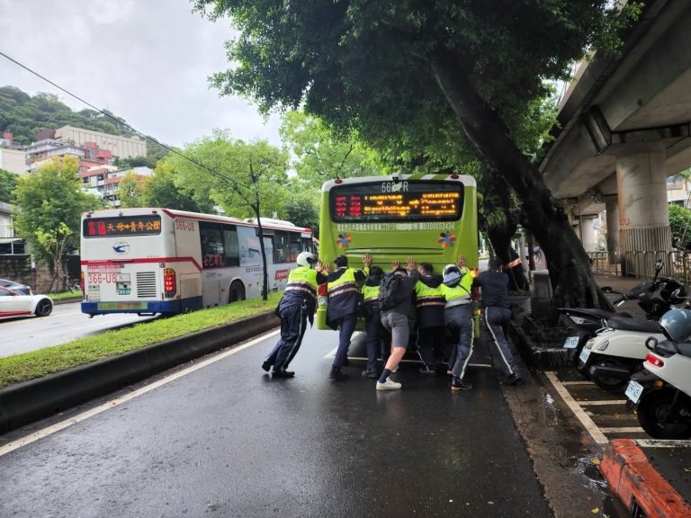 颱風天公車拋錨，士林警協助推車排除，大家都狂比讚!