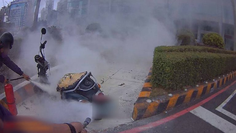 ▲一位路過熱心民眾手持滅火器協助警方撲滅火勢 (圖/台中市警察局 提供)