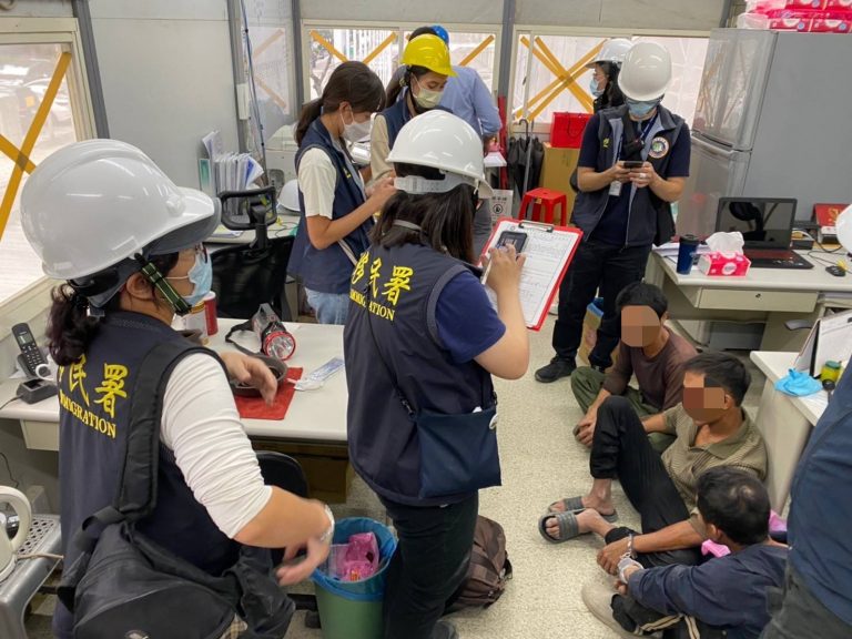 兵分十路強勢出擊 移民署新北市專勤隊攜手海巡署查獲61人