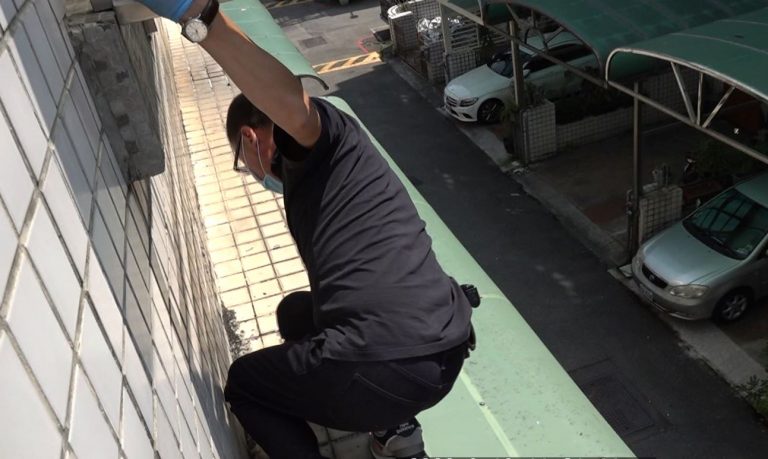 ▲攻堅特警發現遭丟出窗外的毒品咖啡包，化身蜘蛛俠攀牆取回 (圖/台中市警察局 提供)