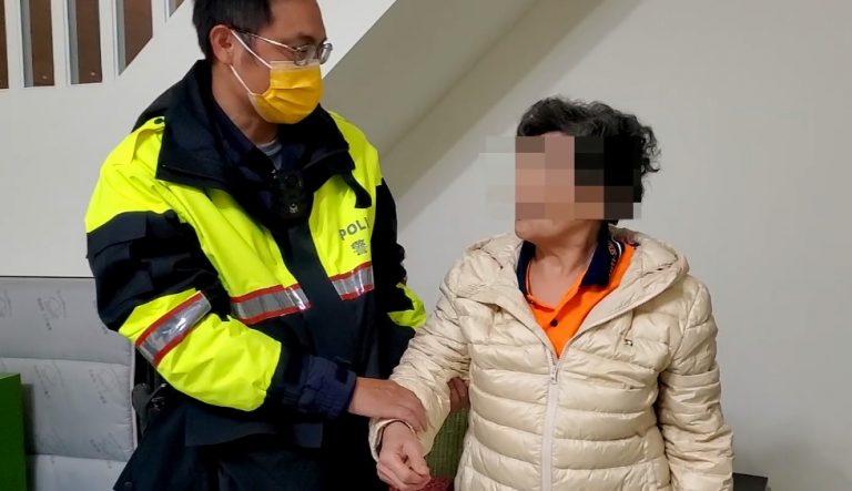 中警溫馨打招呼，協助失智婦人返家