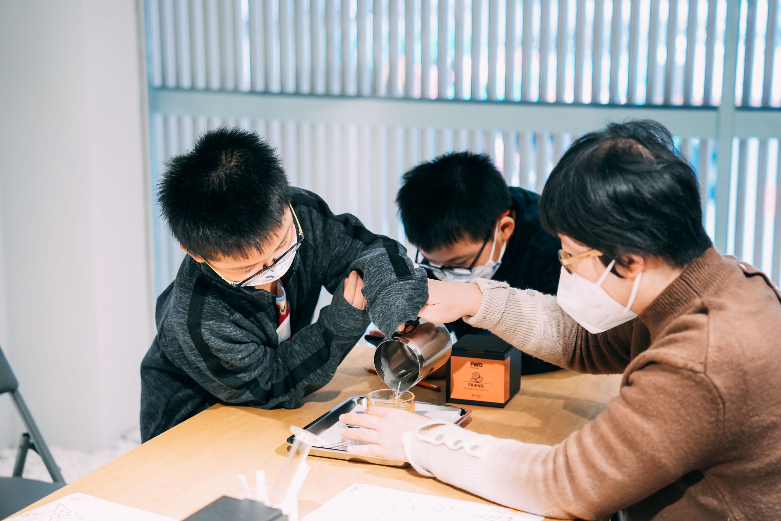工作坊中,自閉症孩子由設計專屬自己的蠟燭杯身開始,到親身接觸及感受各種氣味製作香氛蠟燭,觀察蠟燭成形,從中不但可發揮創意、接觸新事物,家庭更藉此認識合適自己的保障,亦和社區互相交流,給予大家鼓勵。
