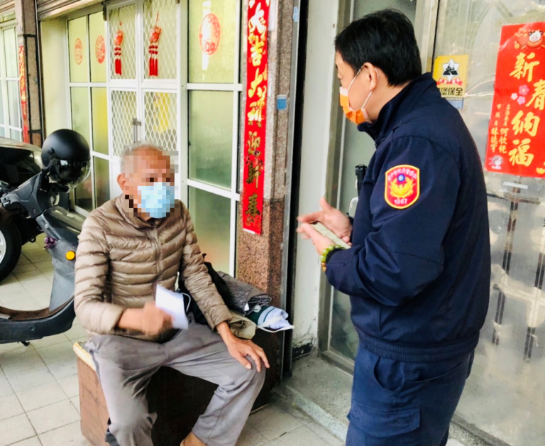六旬翁外出散步迷航，警員護送返家
