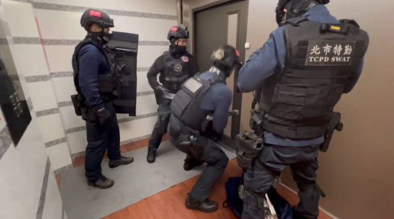 北市警搗破藏身商辦大樓賭場，逮百賭徒法辦