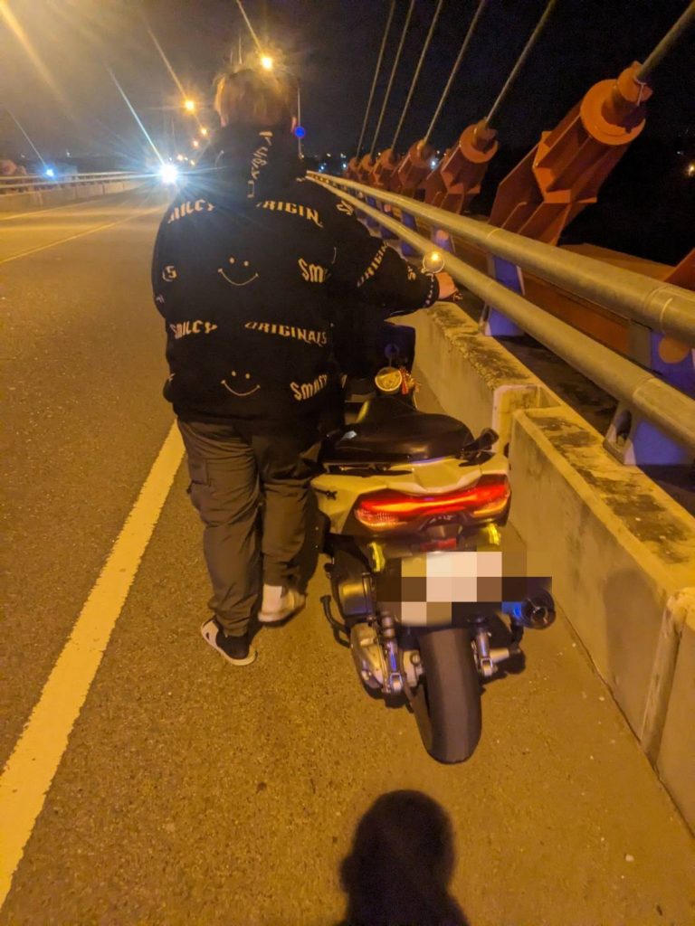 男大生橋上機車拋錨， 烏日警協助牽車解圍