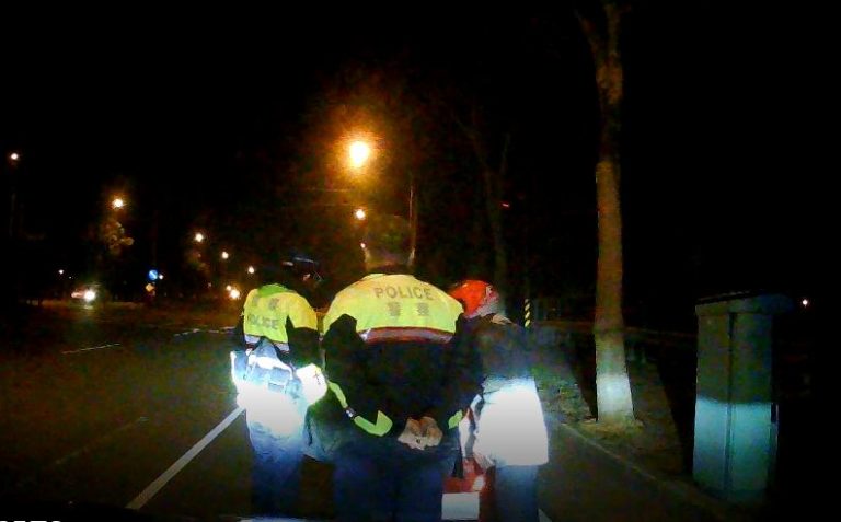 79歲老翁電動車故障　員警熱心幫助　清晨救援失溫老翁脫困
