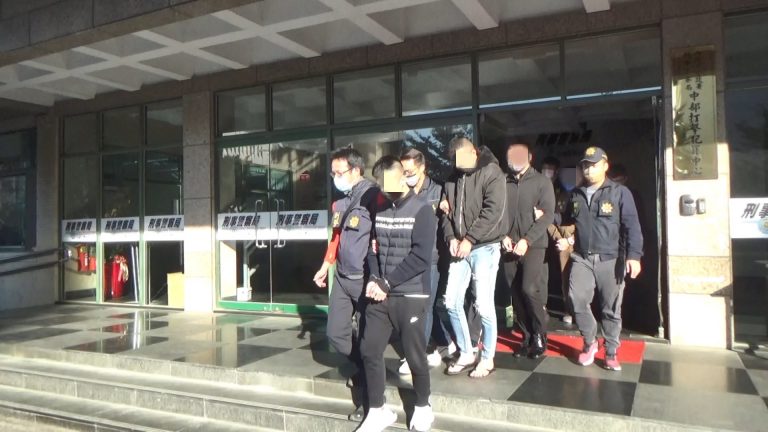 刑事局中部打擊犯罪中心揭發假投資詐欺集團，拘提19人並查扣大量贓物
