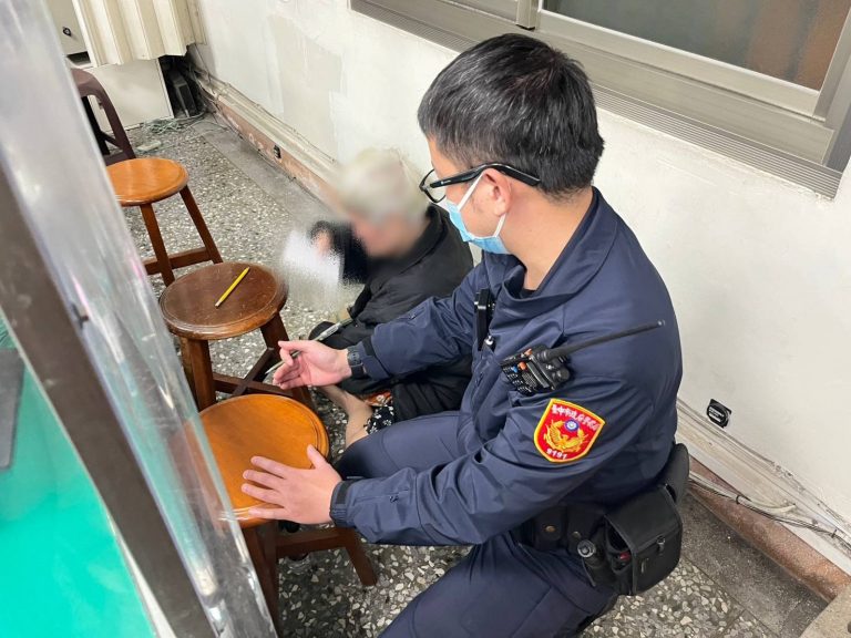 酒醉阿嬤說故事，台中警耐心伴聊助返家