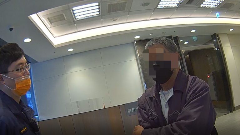 中警阻止七旬翁被詐騙200萬 保住退休金