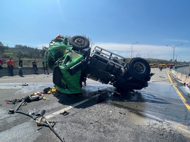 西濱臺61線近竹南段，化學槽車自撞起火燃燒 竹南警消員迅速到場排除