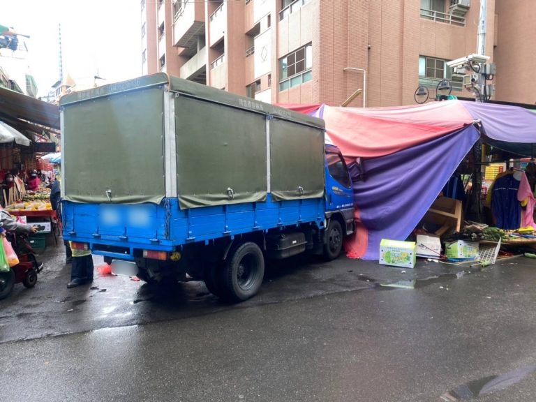 市場攤販糾紛衝突，莽男駕車衝撞攤位