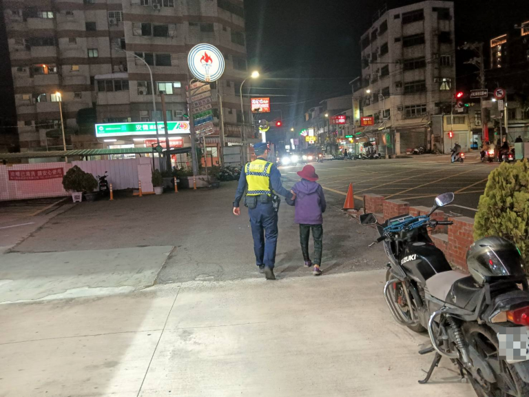 老婦思念友人，騎兩天腳踏車去找親友，家人報失蹤找人