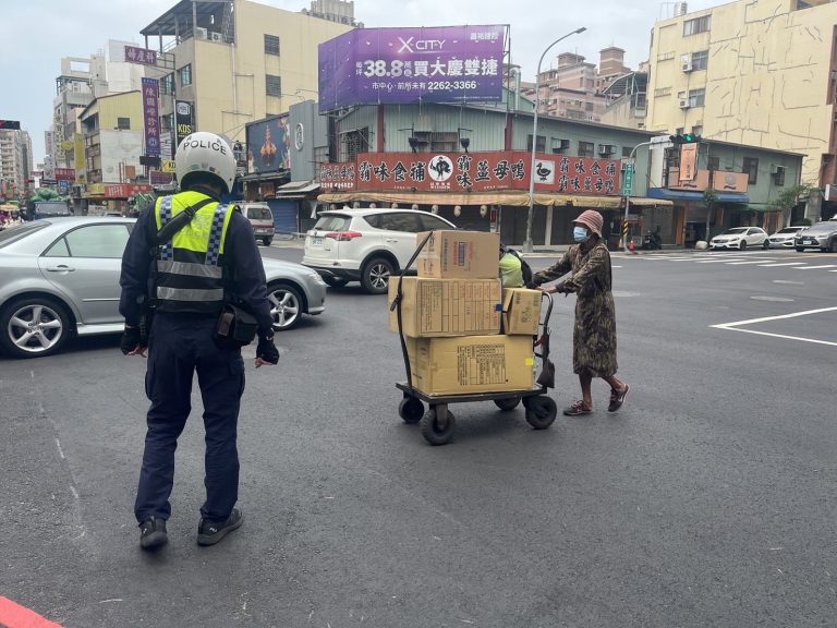 台中警宣導【行人正義大執法】保護行人大家一起來