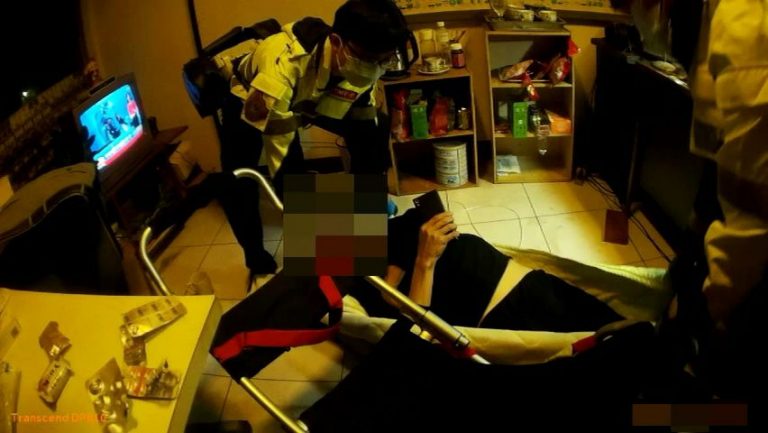 獨居男子突中風倒地，警消鎖匠合力救援
