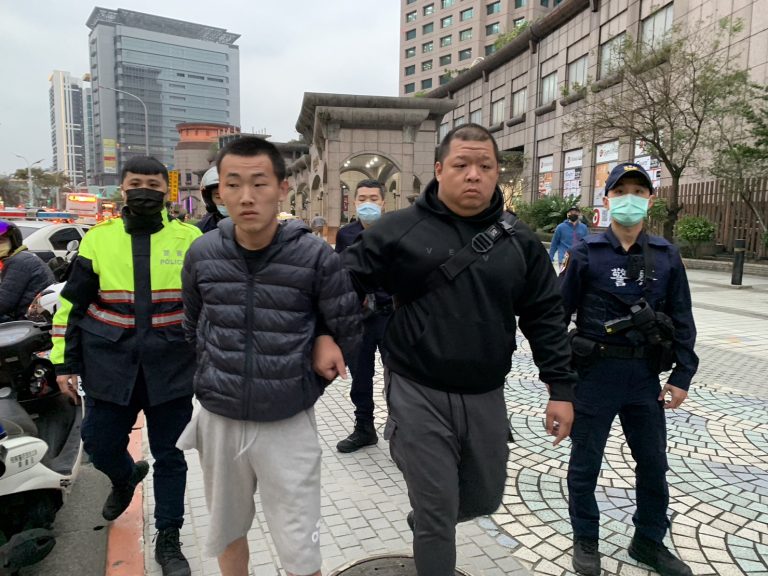 外役監逾假未歸通緝犯逃亡27小時，警方於新北板橋火車站逮捕