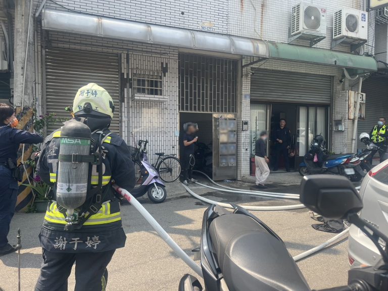 情緒失控搬出瓦斯桶 警消合力壓制防止災害發生