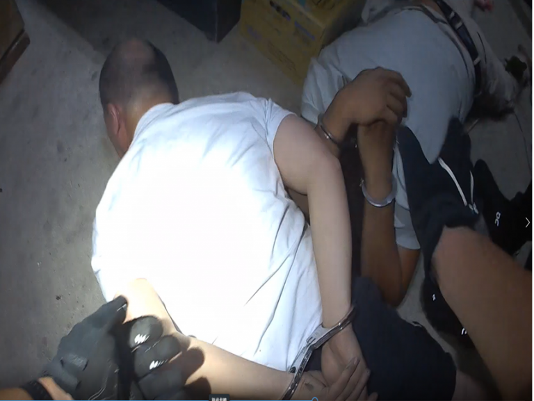 中警突擊毒販，起獲槍枝及毒磚