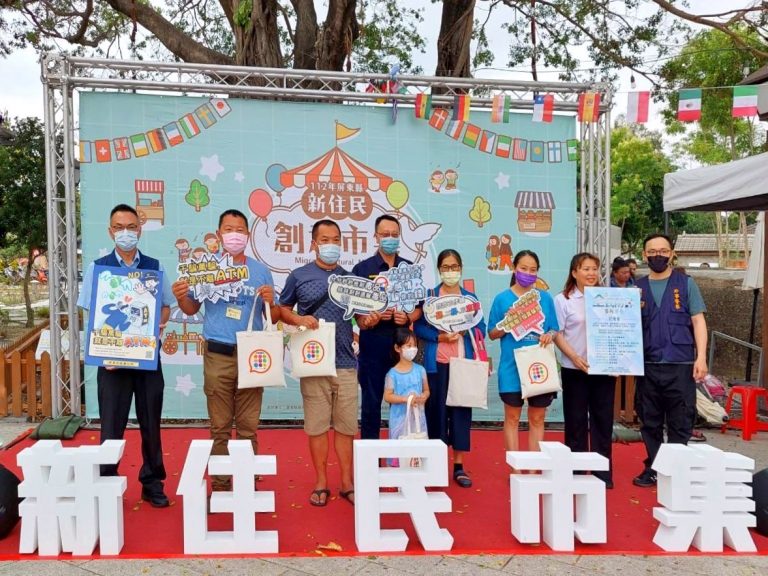 屏警在「新住民創意市集」宣導防詐騙