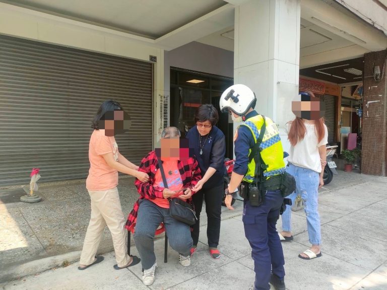 男子騎車中暑熱暈路倒，警方與里長緊急協助送醫