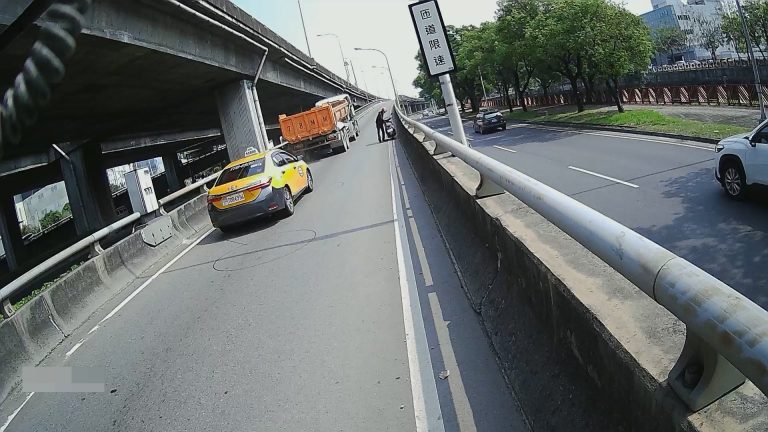 外籍移工騎車誤闖快速道路台74線，警方發現成功救援
