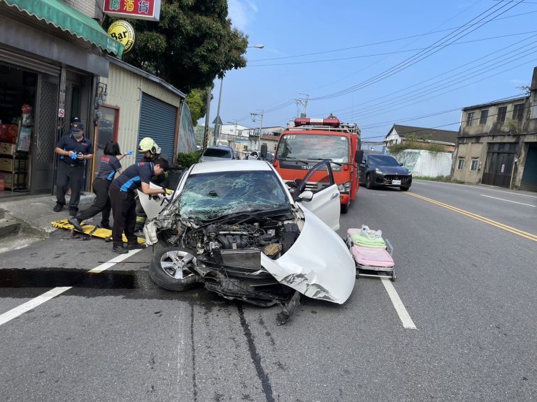 苗栗頭屋自小客車自撞路旁電桿 警籲行車務必注意車前狀況