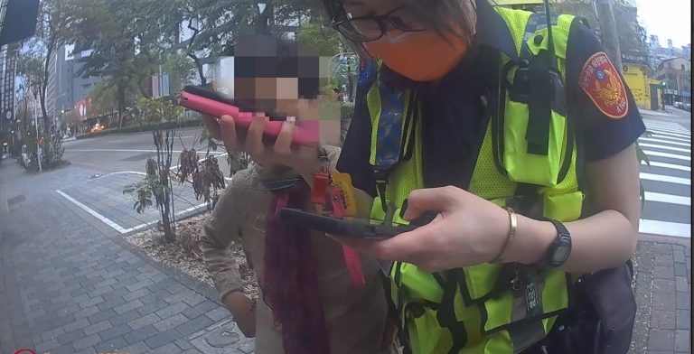 台中警協助流浪街頭的失智老嫗返家