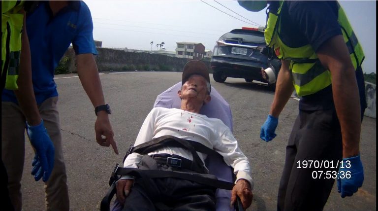 台中大甲警救援滿臉鮮血跌坐路旁老翁