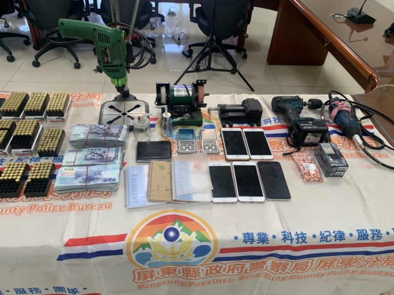 屏東警方不發槍彈緝獲槍毒