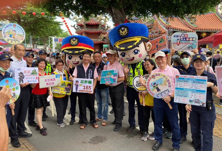 ▲圖說：超人氣警察娃娃助陣，會場警察攤位前熱鬧滾滾 （圖／台中市政府提供）