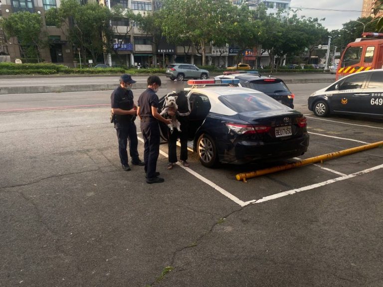 協和派出所警員協助迷路婦人與小狗平安回家