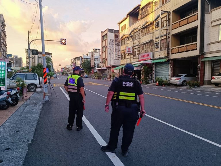 屏東警交通大執法，加強取締無號誌路口未停等及車輛未停讓行人