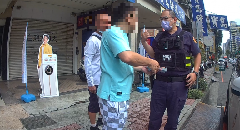 台中北屯外送員掉落12萬元現金，警方迅速尋回並歸還