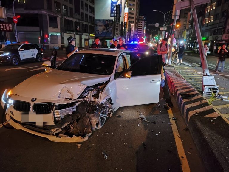 【醉不上道】酒駕男心虛拒檢逃逸，結果自撞